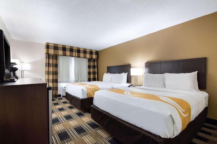 1 Queen Bed Accessible (6 of 15)