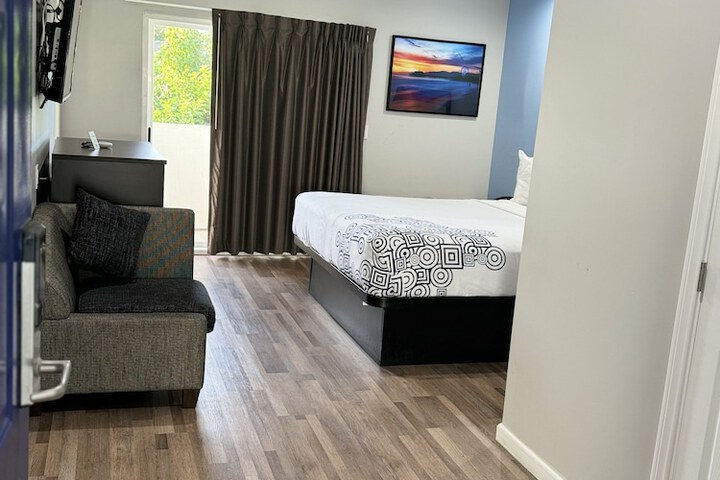 1 King Bed (6 of 22)