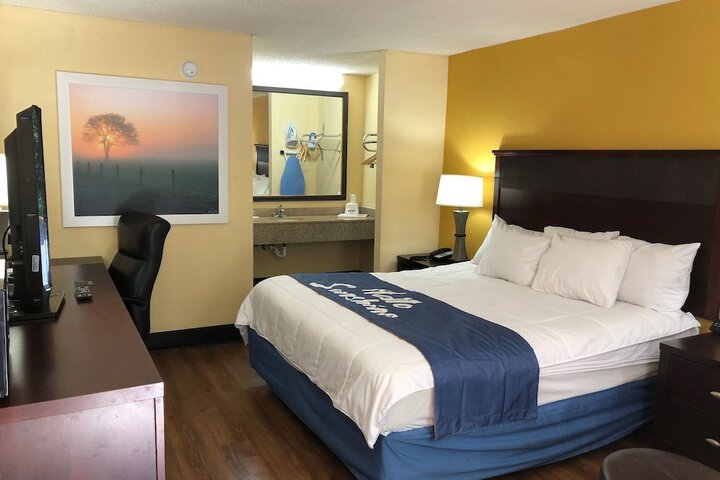 1 King Bed (2 of 4)