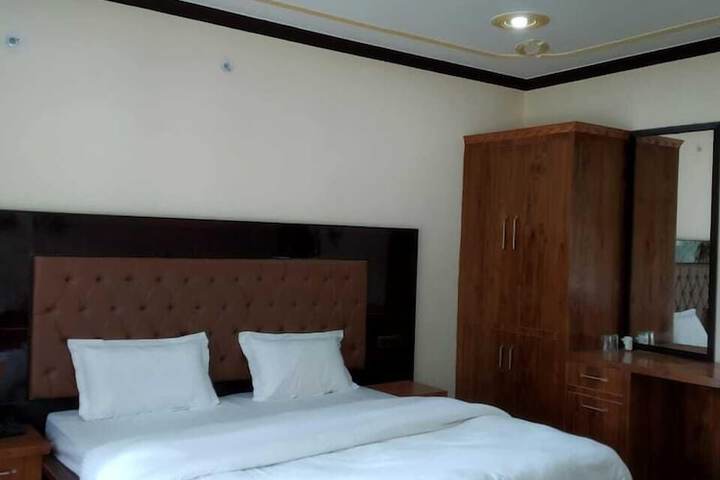 Room 5 of 9