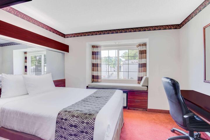 1 Queen Bed Accessible Room (3 of 11)