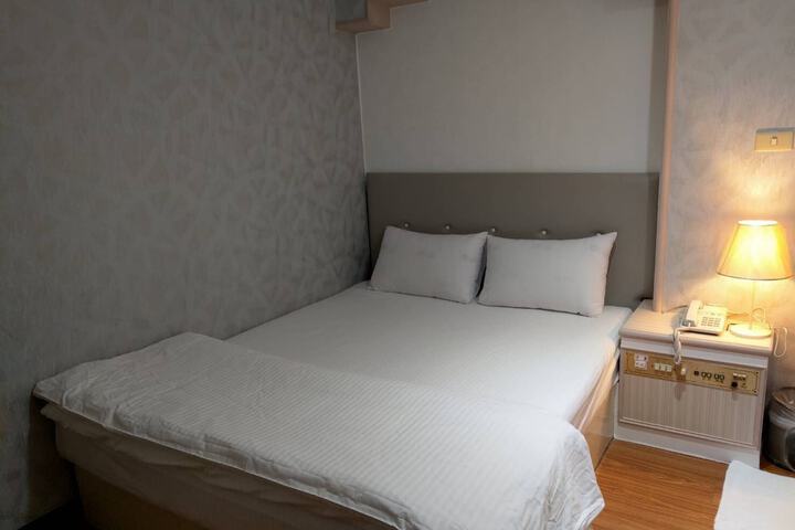 Room 4 of 12