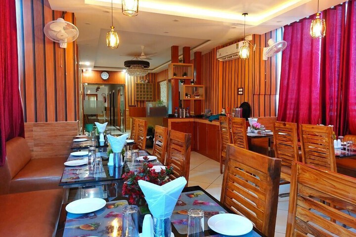 Dining 17 of 19