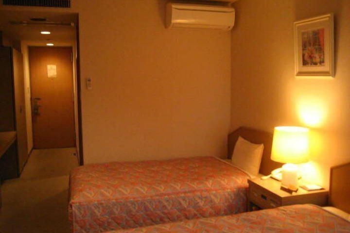 Room 8 of 50
