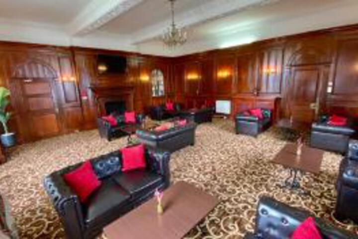 Lounge 3 of 23