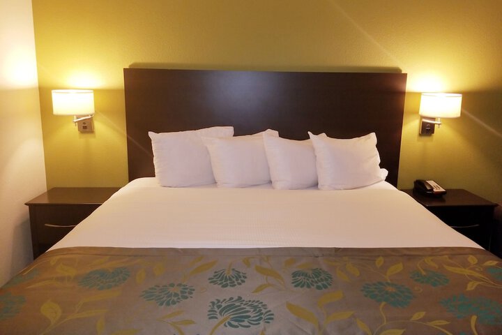 1 Queen Bed (3 of 16)