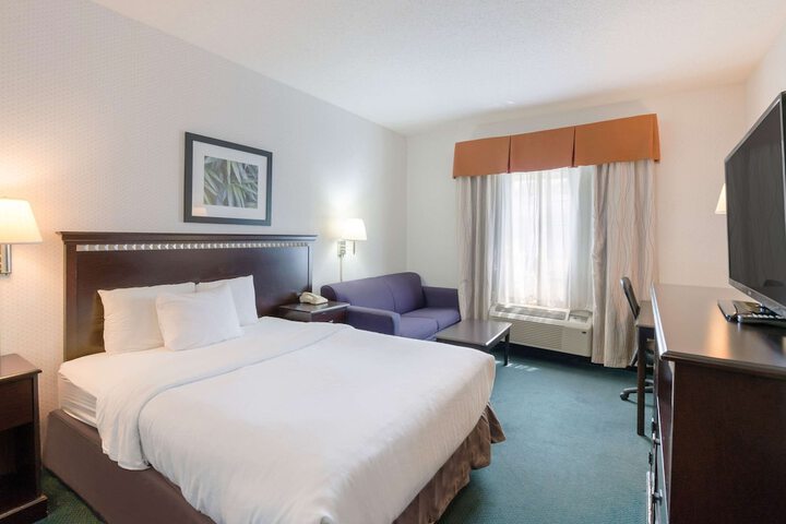 1 Queen Bed (17 of 28)
