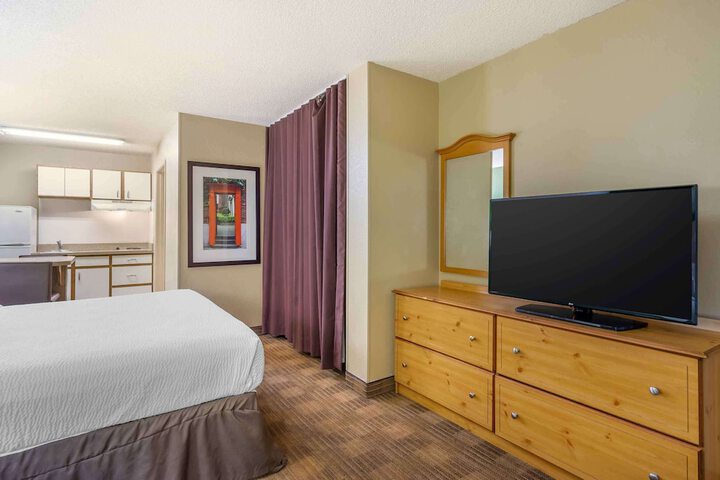 Studio Deluxe King Bed (3 of 6)
