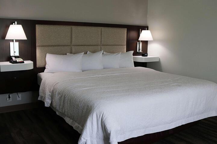 1 King Bed Deluxe Room (3 of 14)