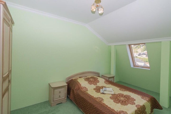 Room 9 of 37