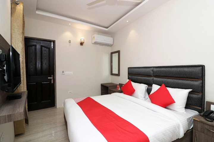 Room 5 of 9