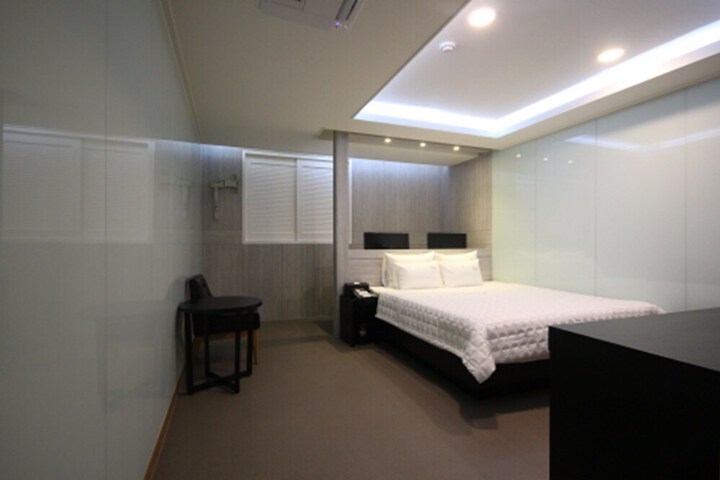 Room 5 of 43