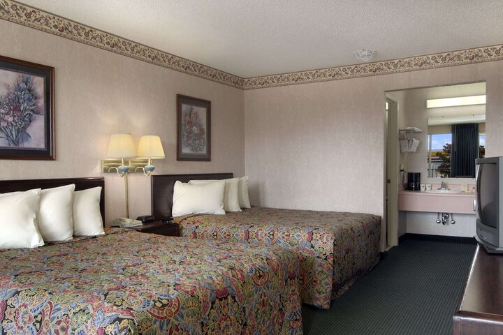 2 Queen Beds (9 of 13)