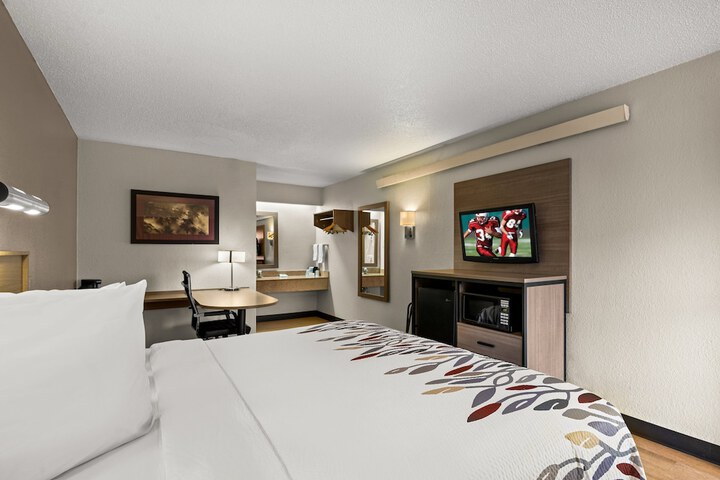 Deluxe King Bed (8 of 25)