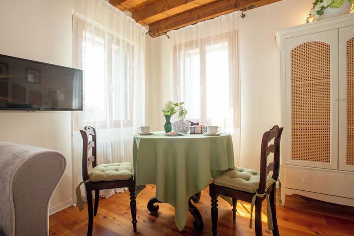 Room 4 of 61