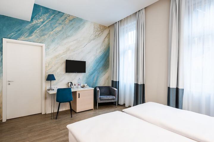 Room 8 of 80