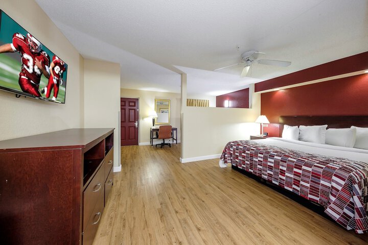 Deluxe King Bed Accessible (6 of 16)