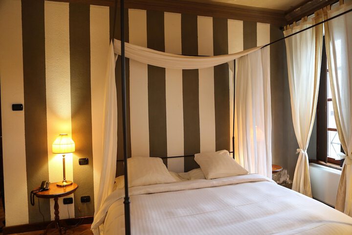 Room 4 of 99