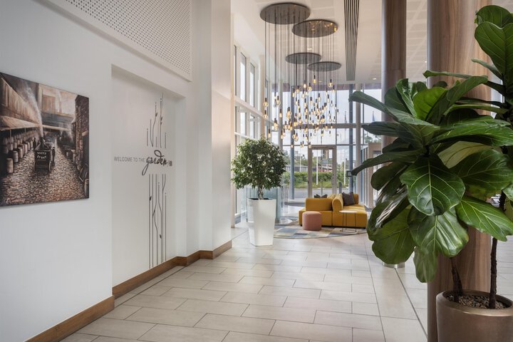 Entrance & Lobby