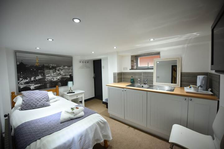 Room 9 of 28