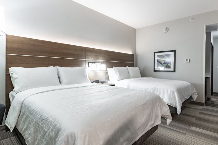 2 Queen Beds (1 of 20)