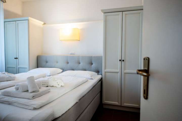 Room 2 of 86