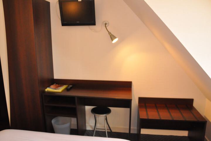 Room 32 of 98