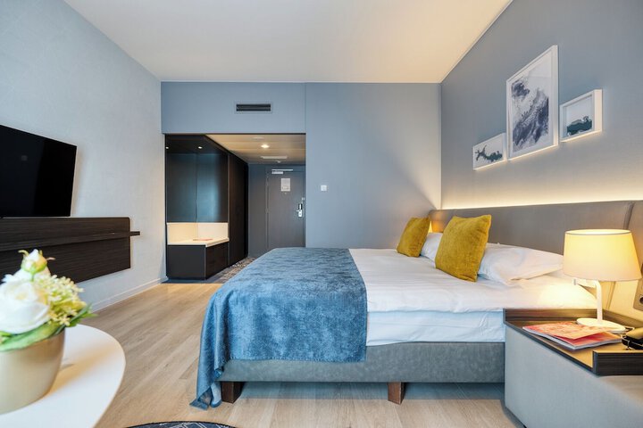 Room 13 of 76