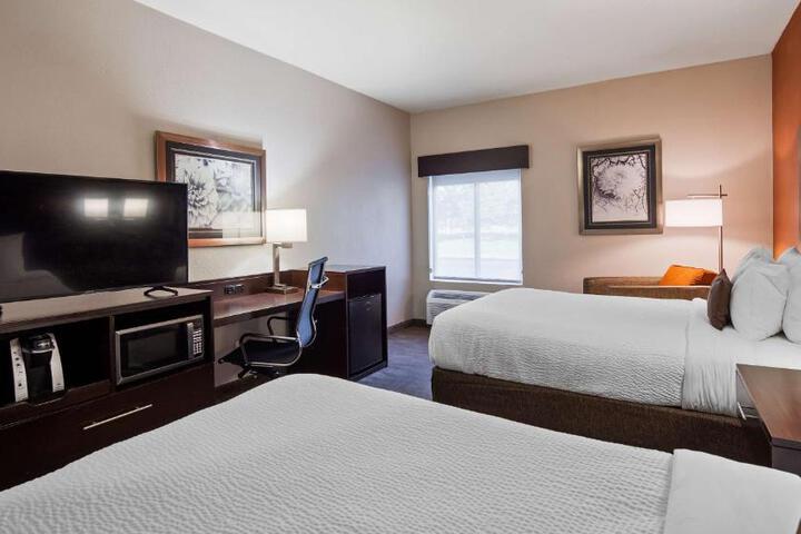 2 Queen Beds Microwave and Refrigerator Full Breakfast (3 of 6)