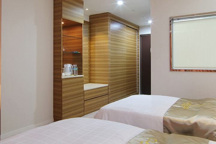 Room 16 of 48