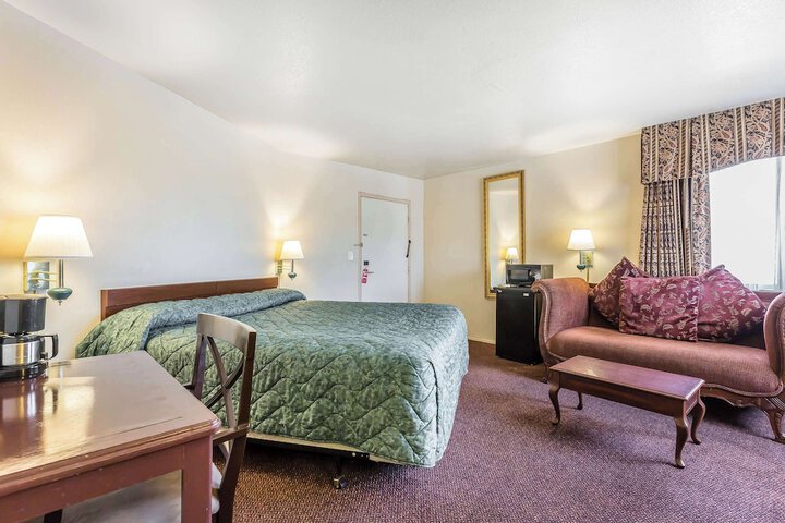 Room 10 of 26