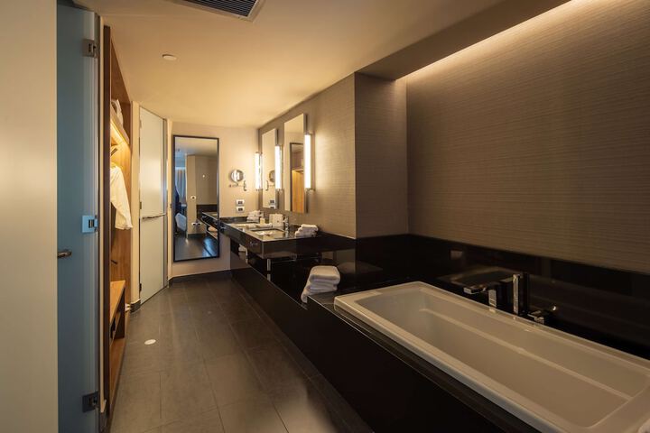 Room 42 of 77