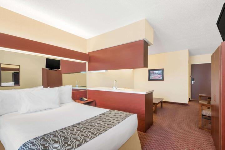 2 Queen Beds Mobility Accessible (13 of 29)