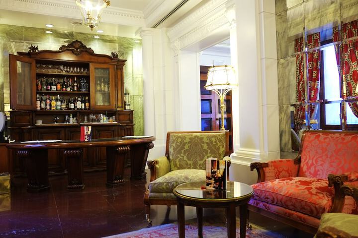 Lounge 84 of 106