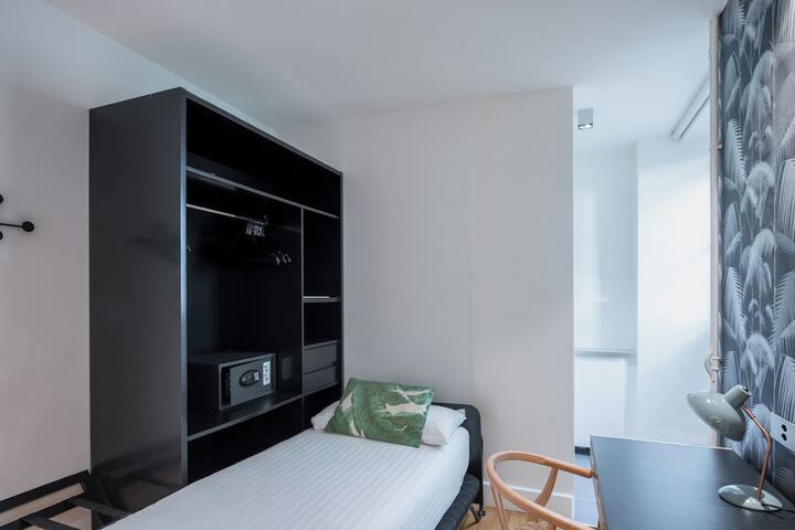 Room 21 of 47