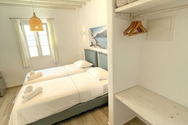 Room 6 of 93
