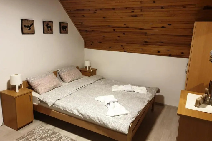 Room 4 of 9