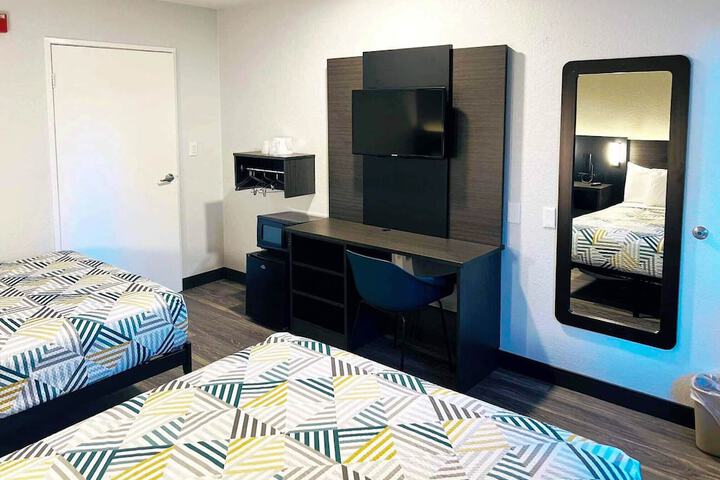 1 Queen Bed (1 of 16)