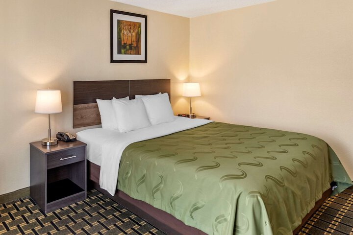 1 King Bed (1 of 18)