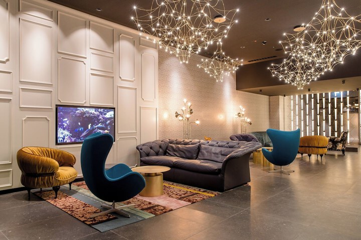 Lounge 24 of 30