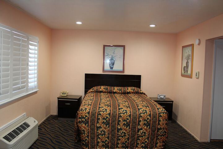 1 Queen Bed (10 of 12)