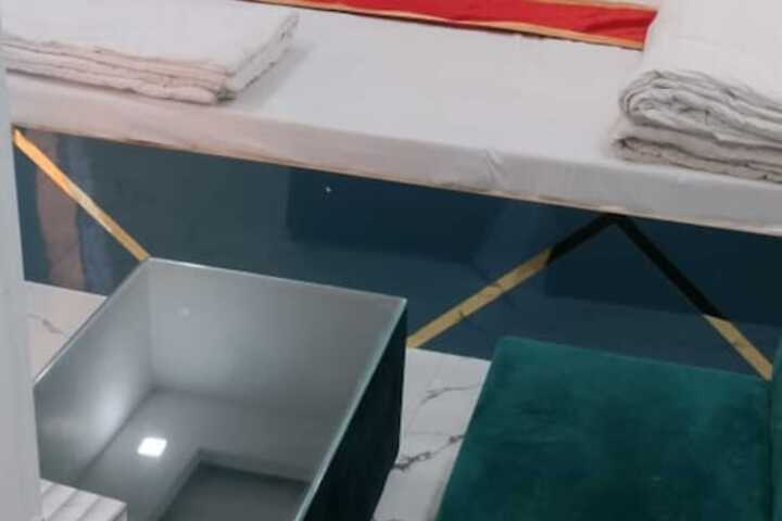 Room 9 of 25