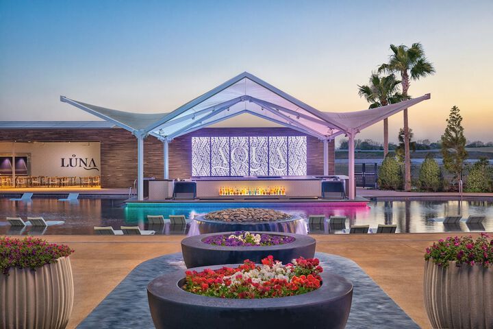 Swim-up bar