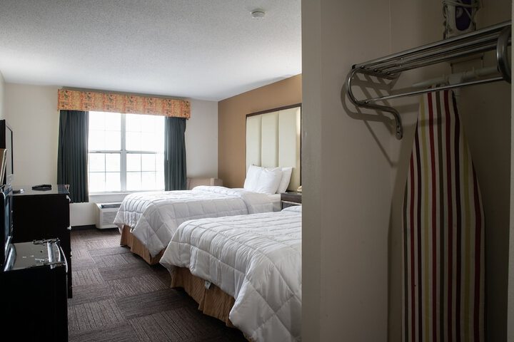 2 Queen Beds (2 of 9)