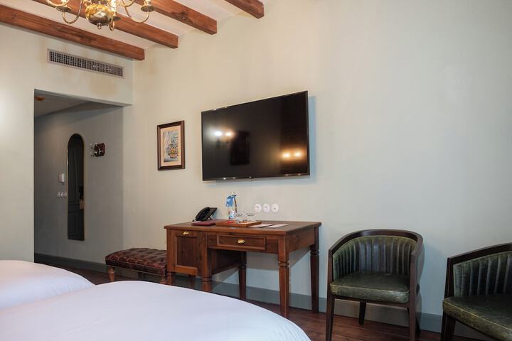 Room 16 of 100