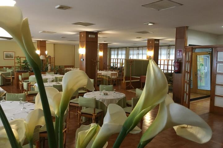 Dining 40 of 54