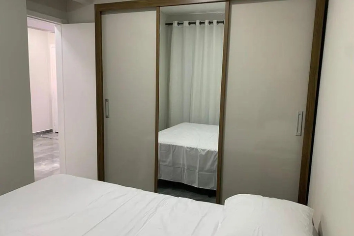 Room 4 of 8