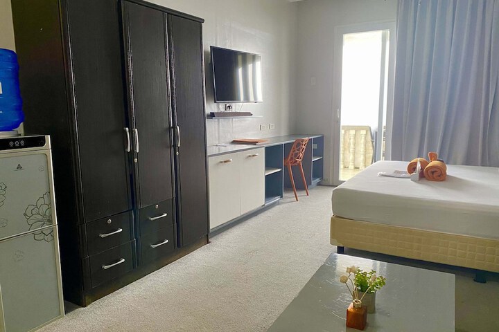 Room 111 of 403