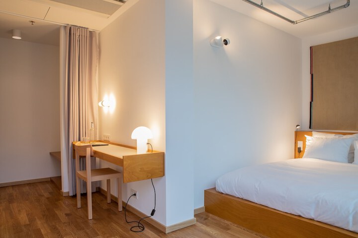 Room 13 of 44