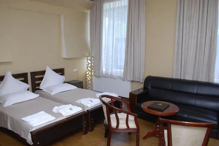Room 7 of 12